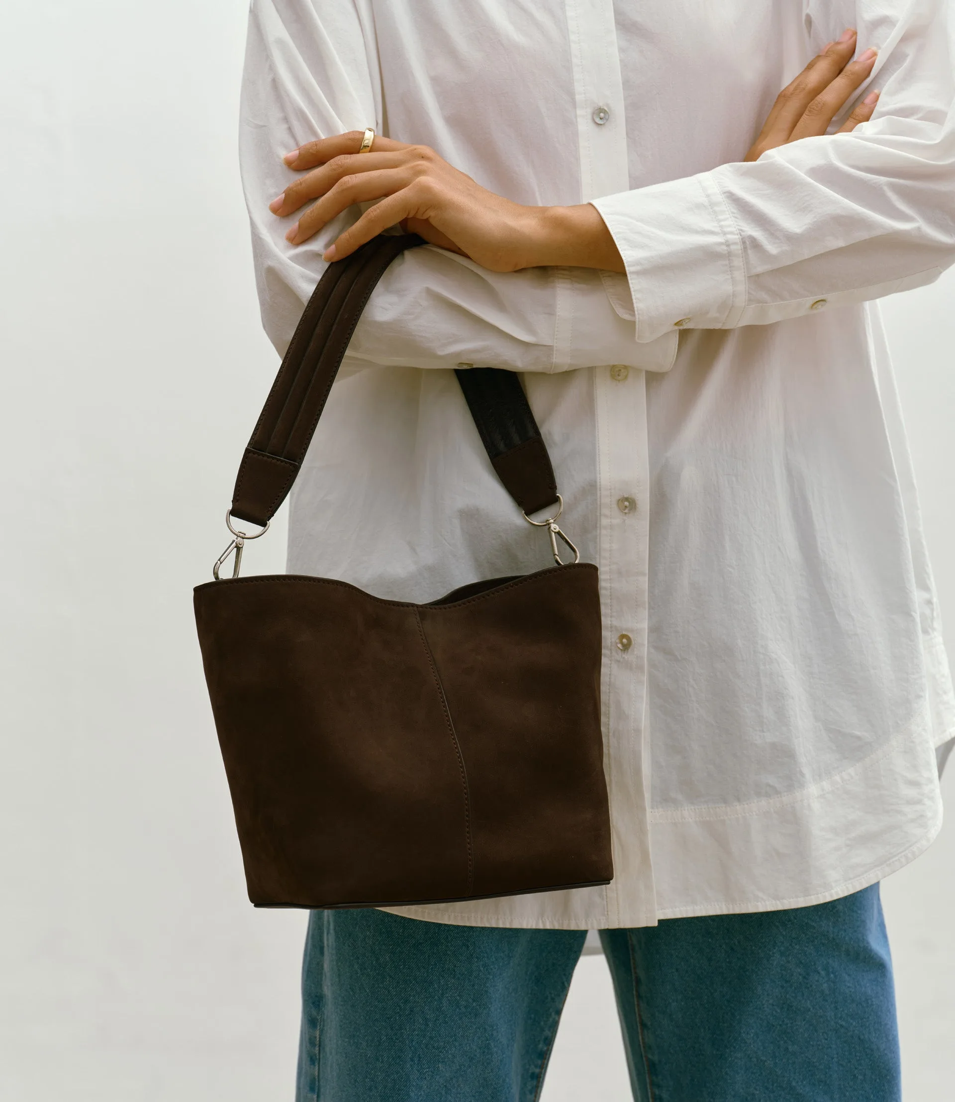 Métier Twist 18 Nubuck Chocolate Shoulder Bag